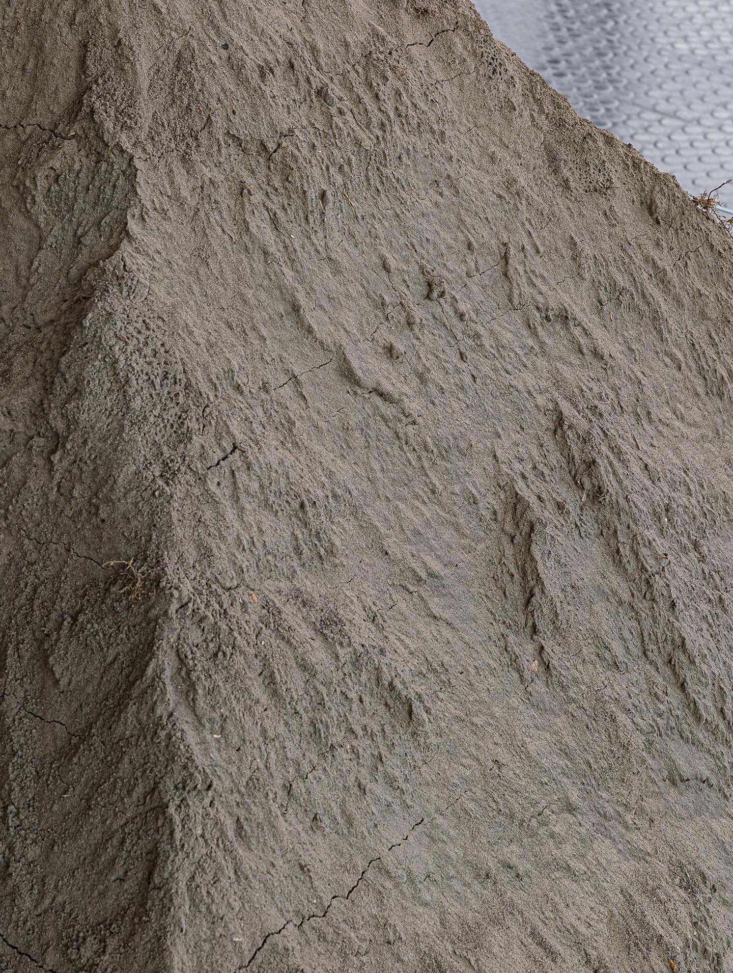 «Родная зямля заўсёды цябе закалыхае і прыме»: мастачка Цемра - пра формы памяці