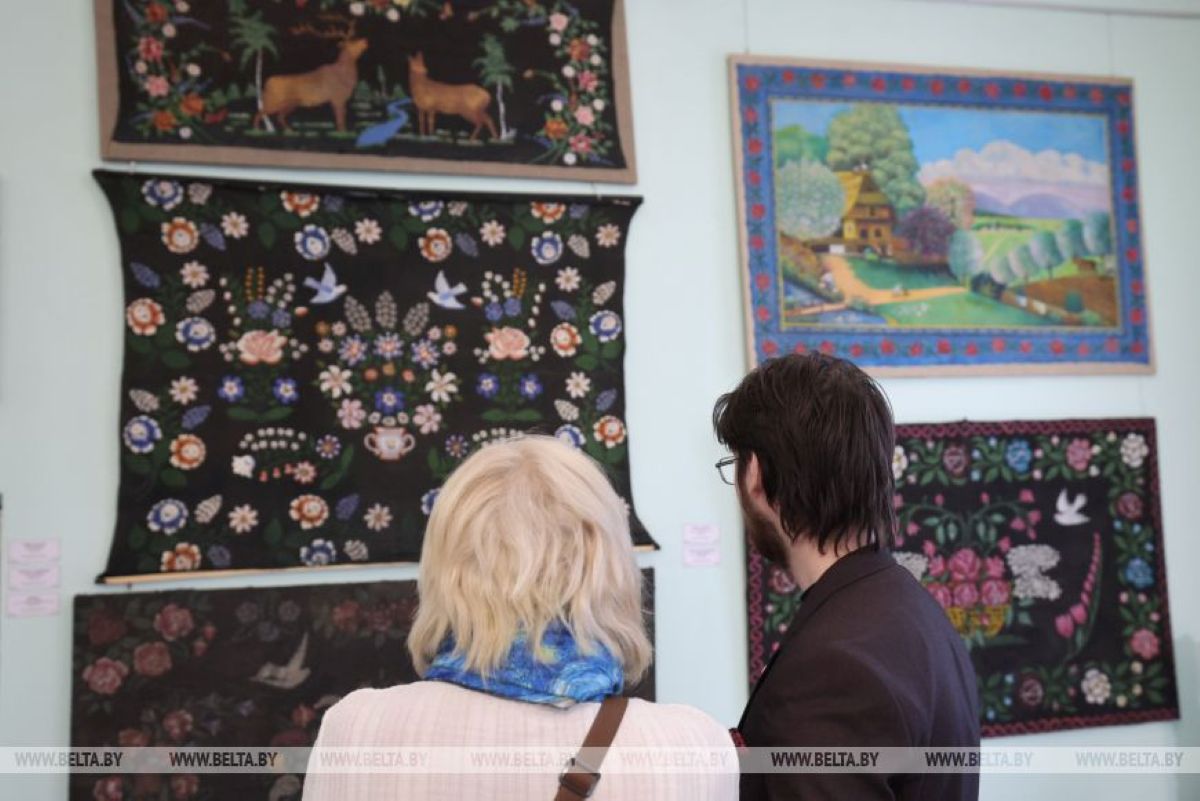 У віцебскай ратушы працуе выстава маляванкі - фотафакт