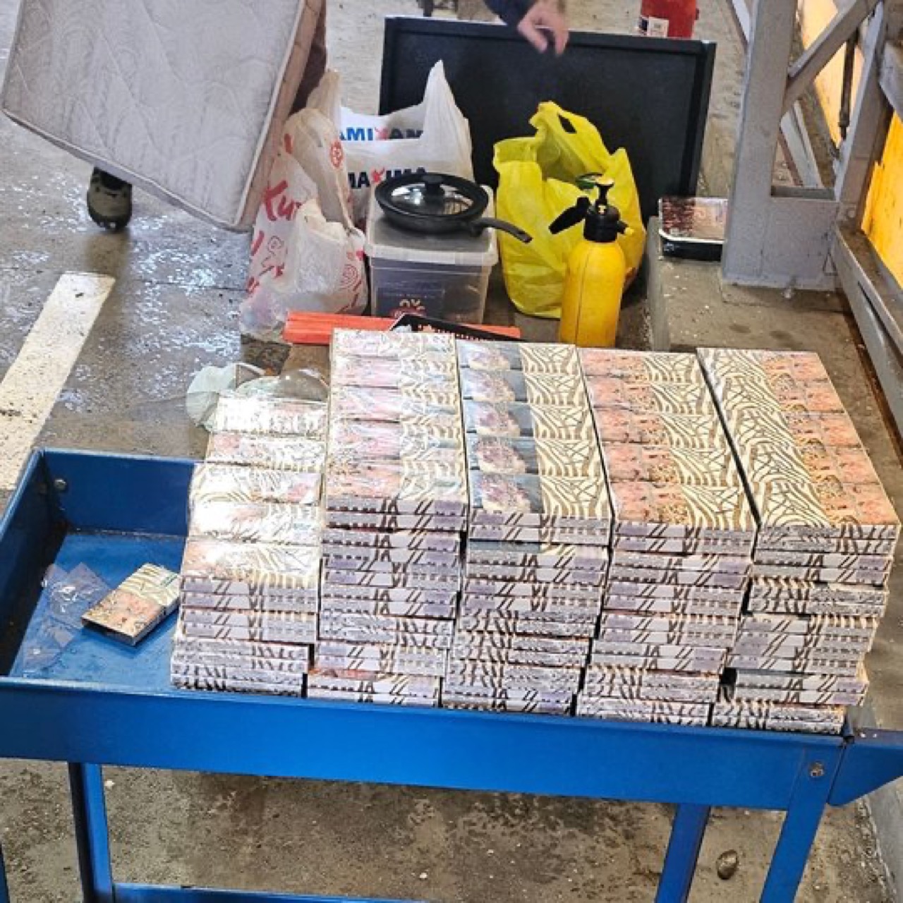 Беларусский дальнобойщик вез в Литву сигареты в матрасе