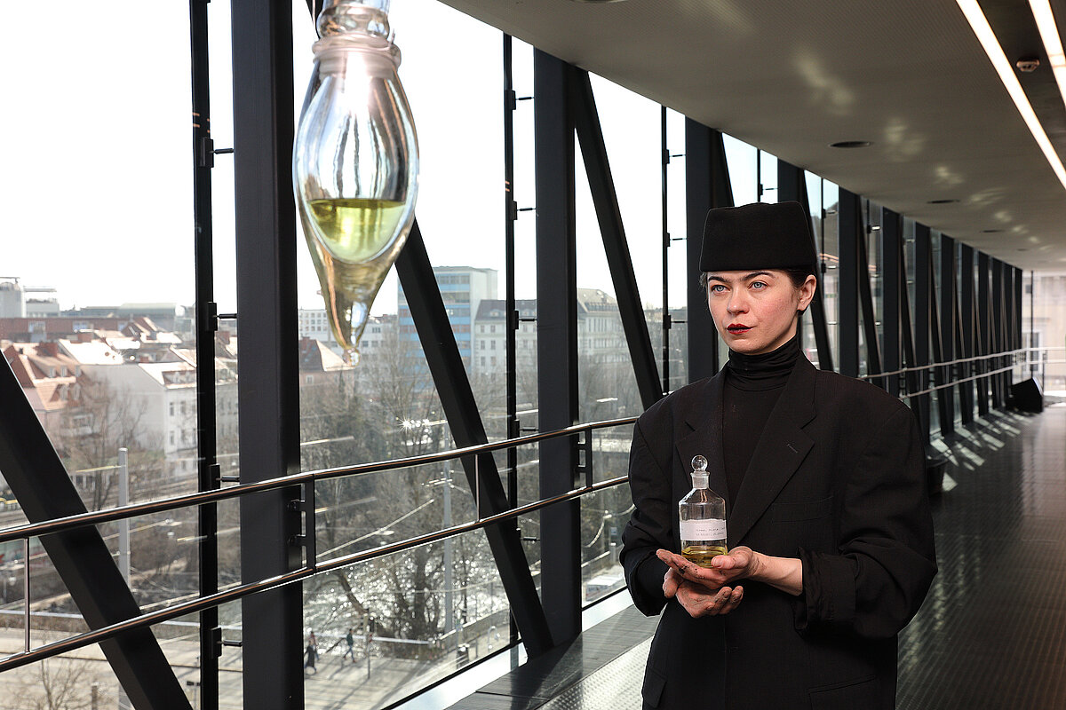 225 кг беларускай зямлі, прывезенай кантрабандай. У Аўстрыі адкрылася выстава мастачкі Цемры - фотафакт