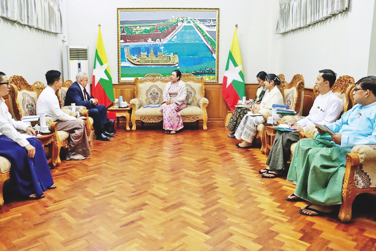 Директор беларусского производителя военной оптики засветился в Мьянме