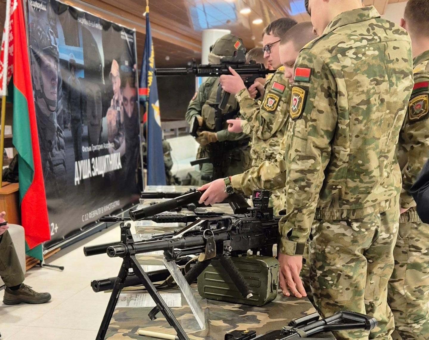 Мілітары-шоу і культ «галоўнага камандзіра»: у Мінску прэзентавалі фільм Рыгора Азаронка