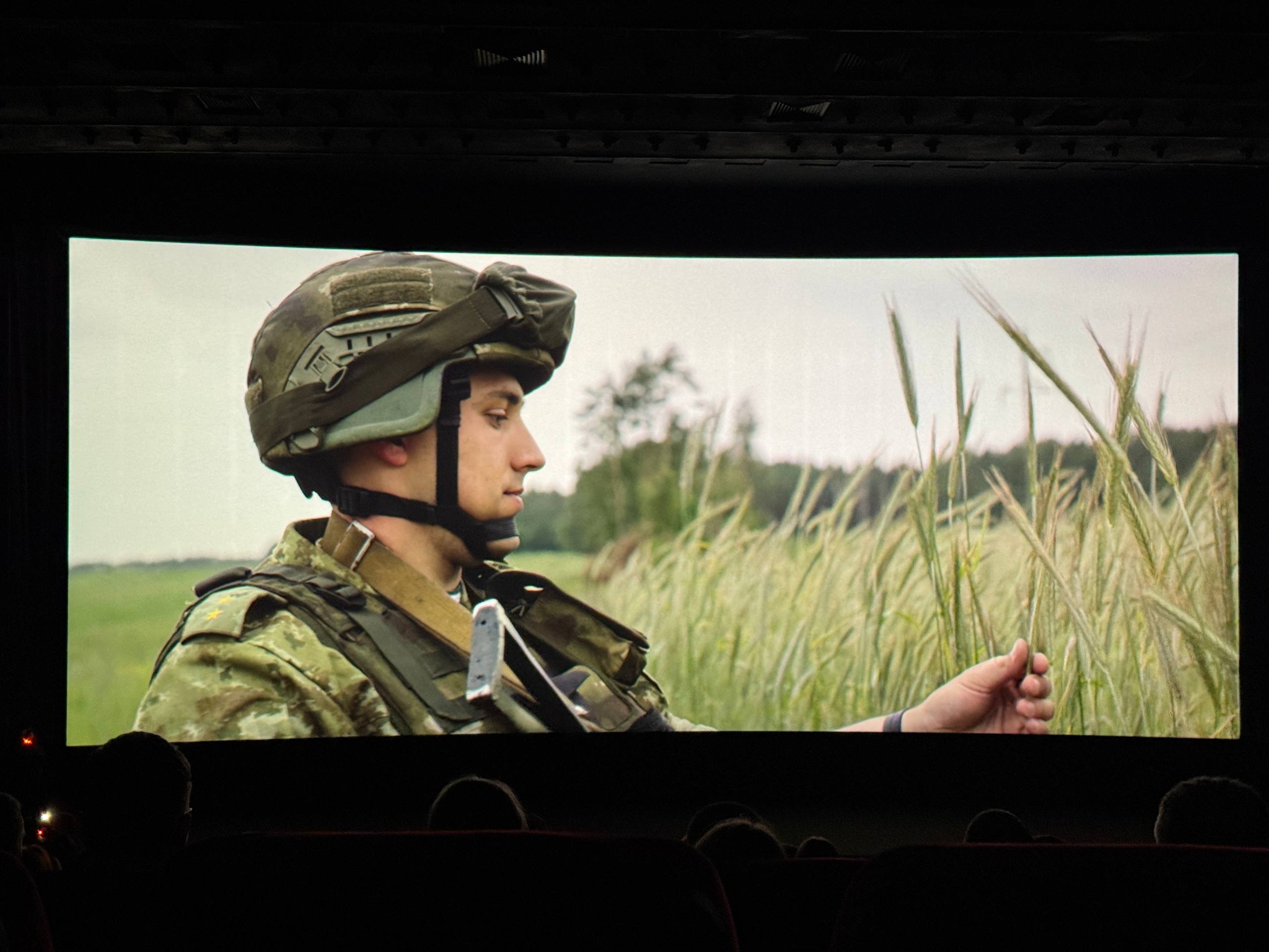 Мілітары-шоу і культ «галоўнага камандзіра»: у Мінску прэзентавалі фільм Рыгора Азаронка