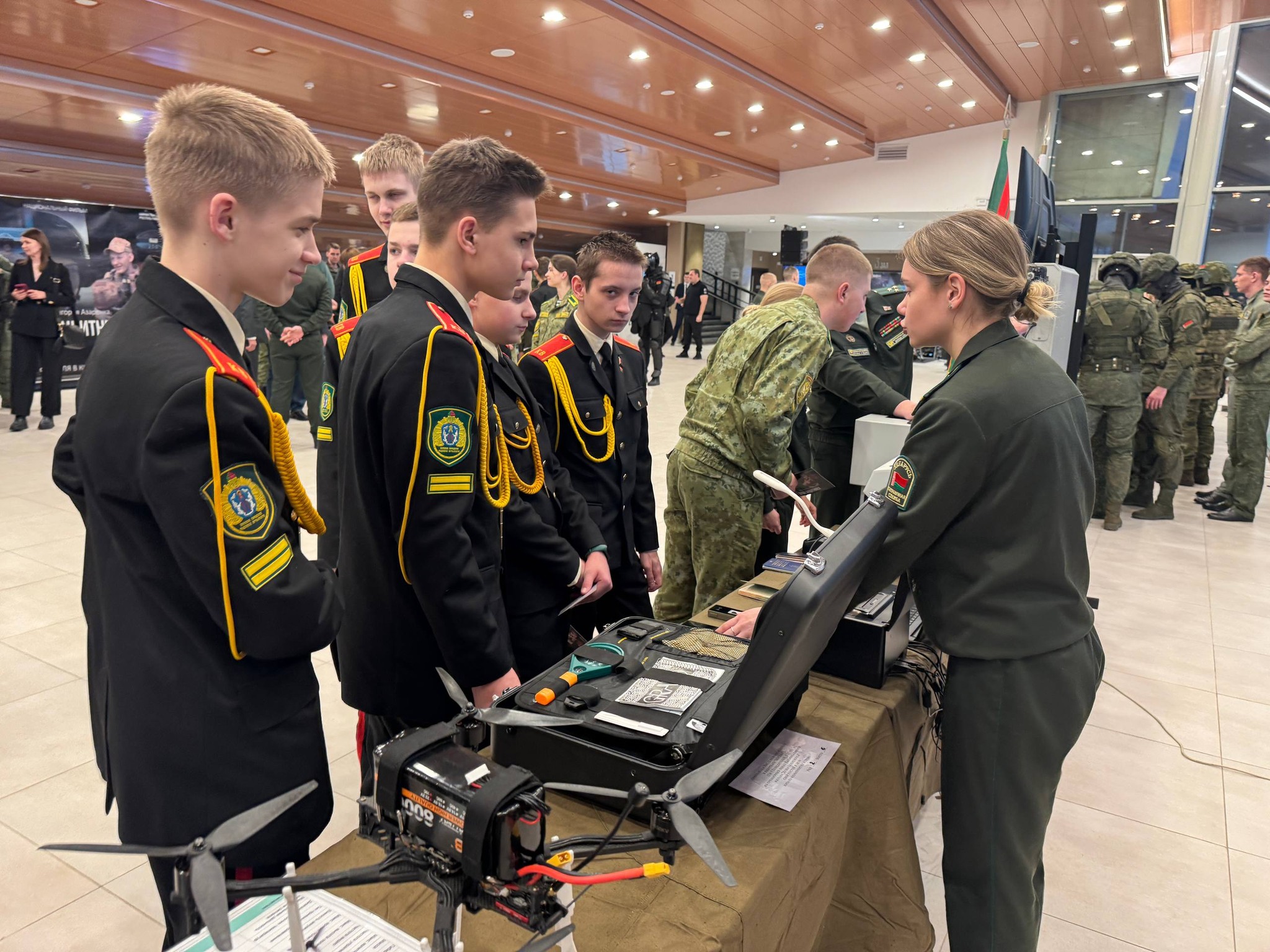 Мілітары-шоу і культ «галоўнага камандзіра»: у Мінску прэзентавалі фільм Рыгора Азаронка