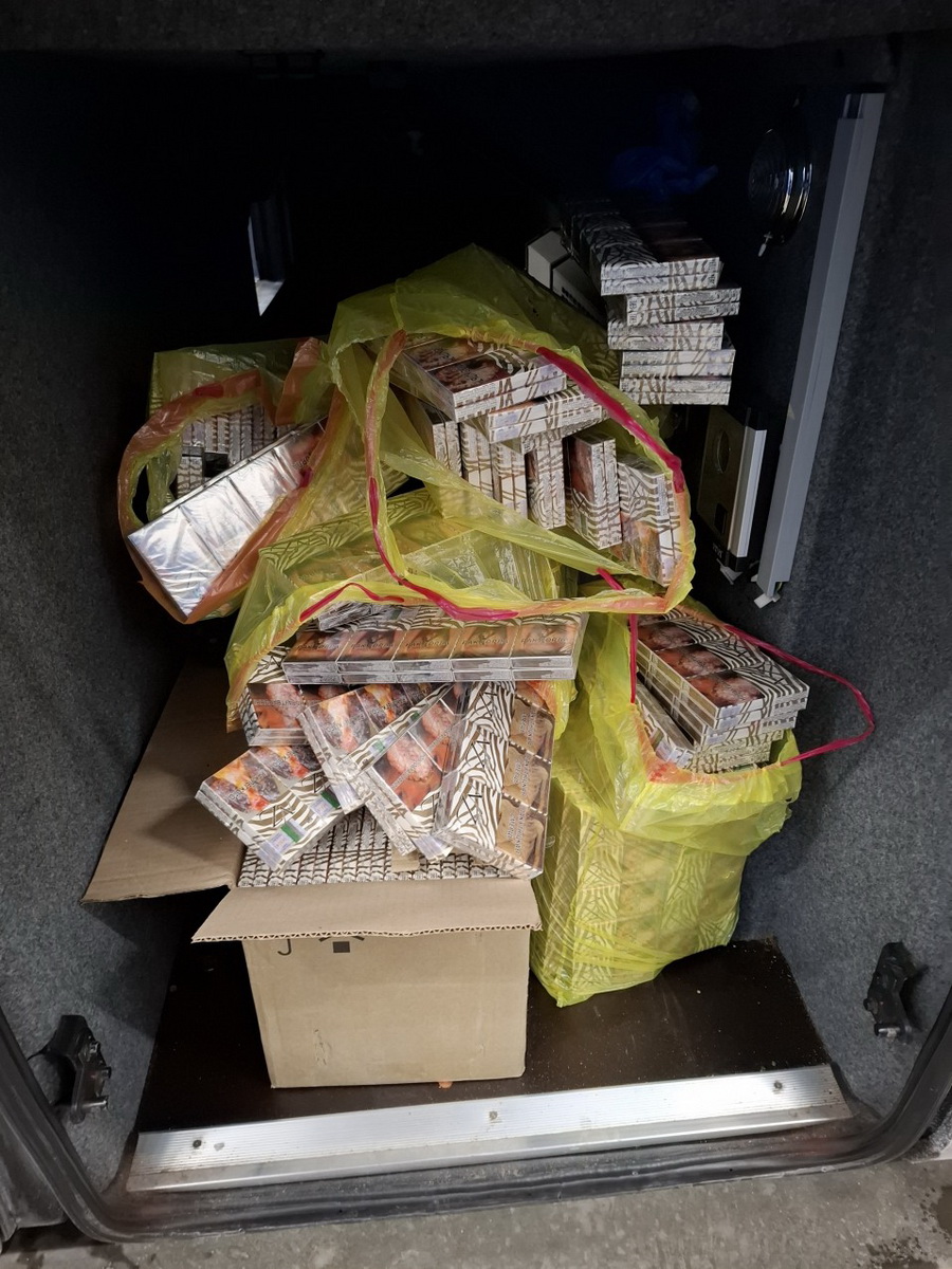 Водителей пассажирского автобуса из Беларуси задержали в Литве за контрабанду сигарет