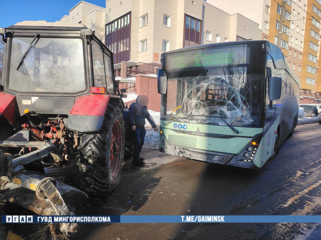 Троллейбус столкнулся с трактором в Минске