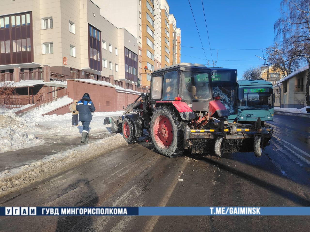 Троллейбус столкнулся с трактором в Минске