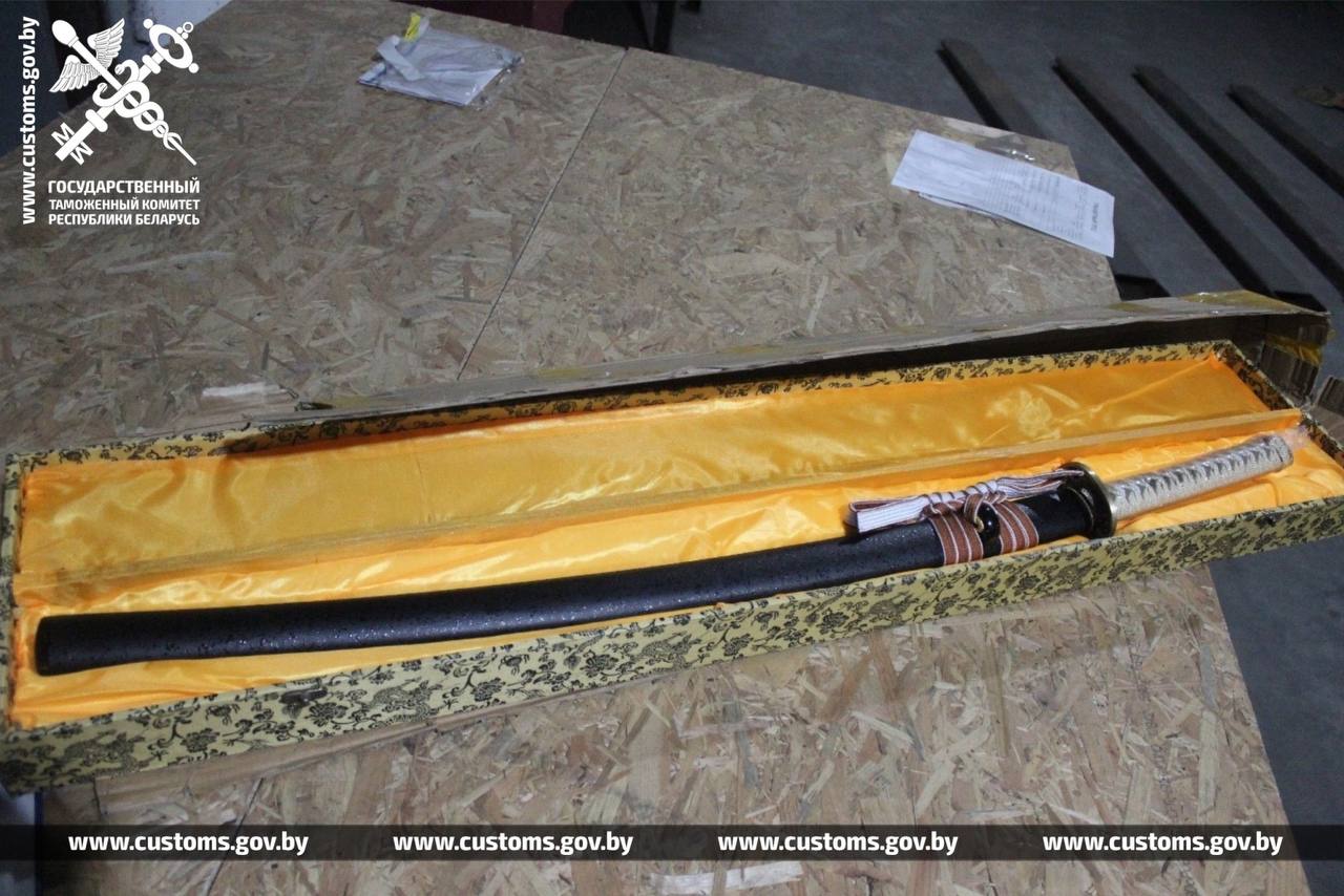 Из Казахстана в Беларусь пытались ввезти саблю