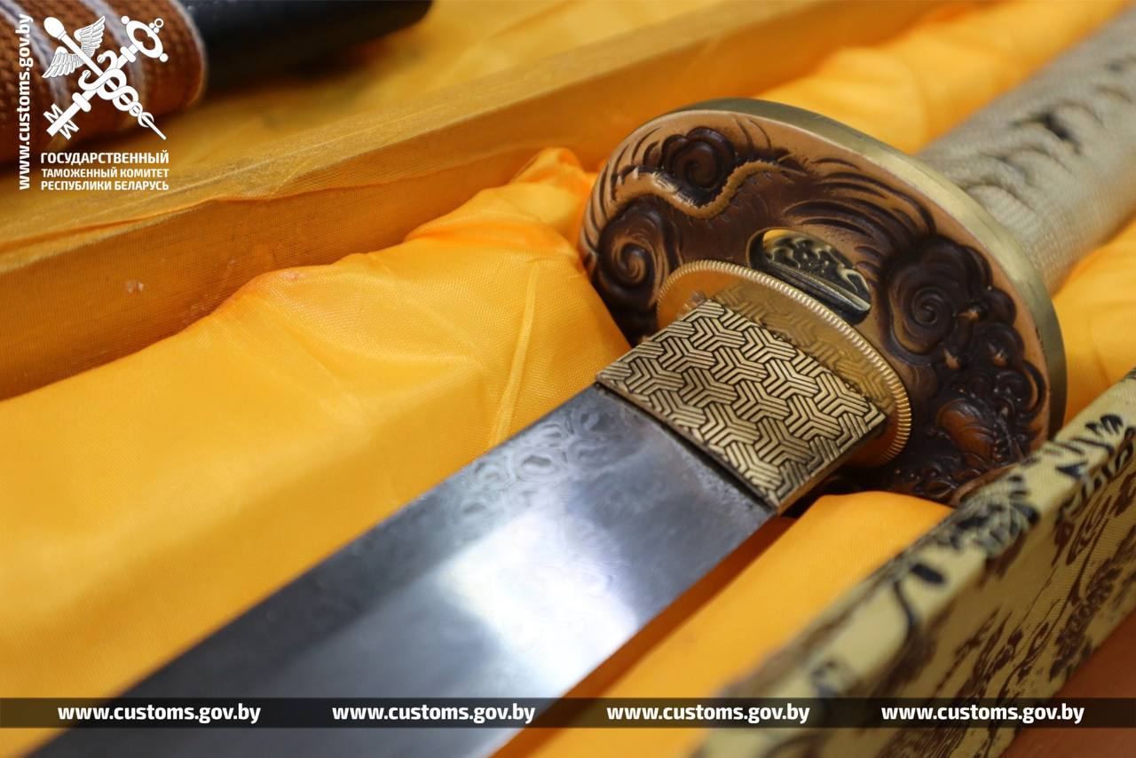 Из Казахстана в Беларусь пытались ввезти саблю