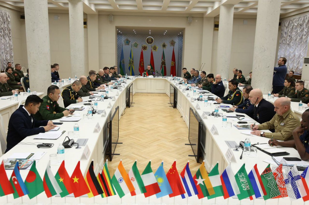 Ревенко рассказал военным атташе о новом десантном соединении и закупках 75 тыс. единиц вооружений, техники и имущества