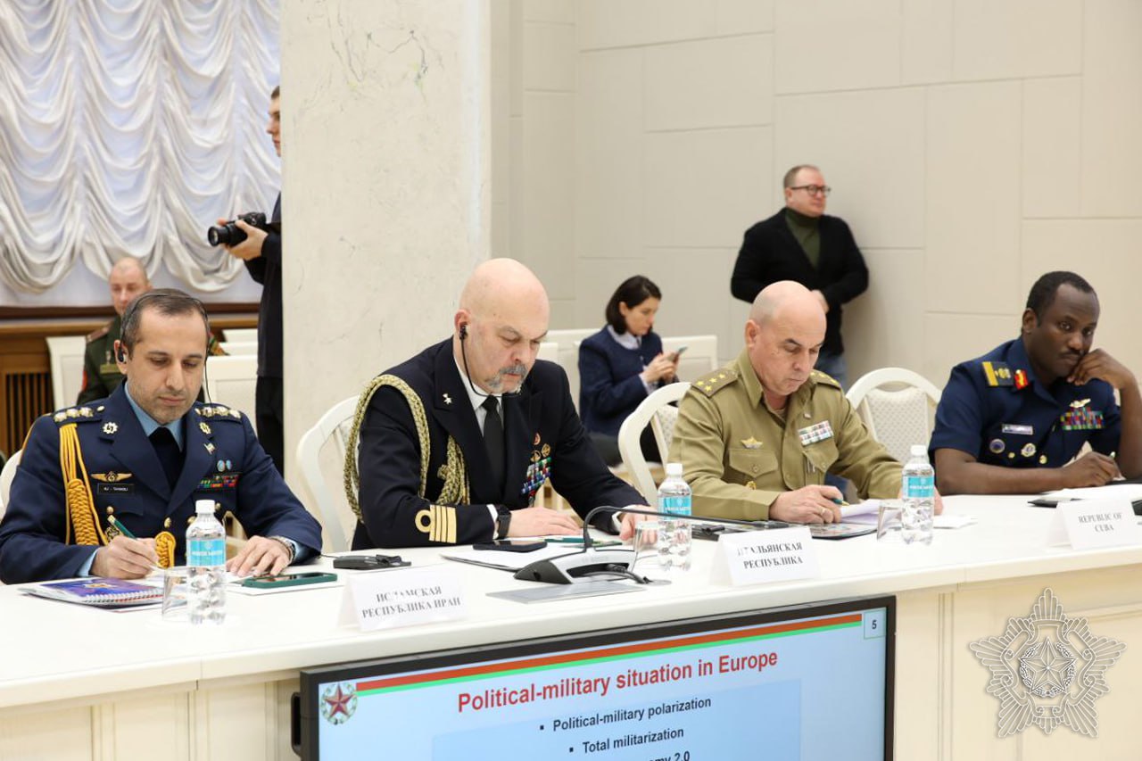 Ревенко рассказал военным атташе о новом десантном соединении и закупках 75 тыс. единиц вооружений, техники и имущества