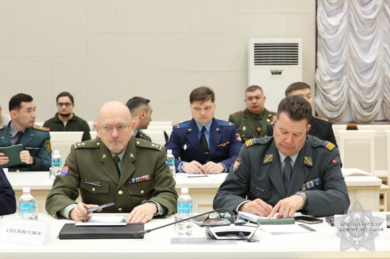 Ревенко рассказал военным атташе о новом десантном соединении и закупках 75 тыс. единиц вооружений, техники и имущества