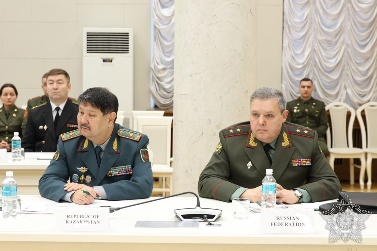 Ревенко рассказал военным атташе о новом десантном соединении и закупках 75 тыс. единиц вооружений, техники и имущества