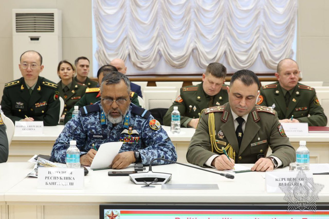 Ревенко рассказал военным атташе о новом десантном соединении и закупках 75 тыс. единиц вооружений, техники и имущества