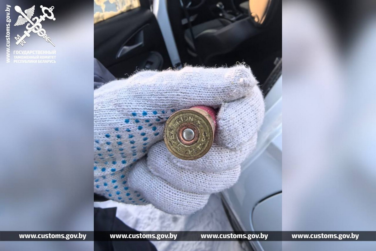 54 боевых патрона нашли в легковушке, ввезенной в Беларусь в автовозе