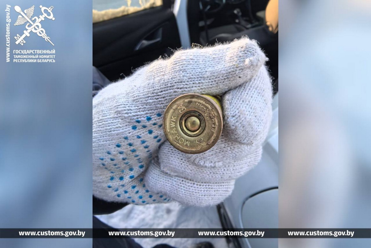 54 боевых патрона нашли в легковушке, ввезенной в Беларусь в автовозе