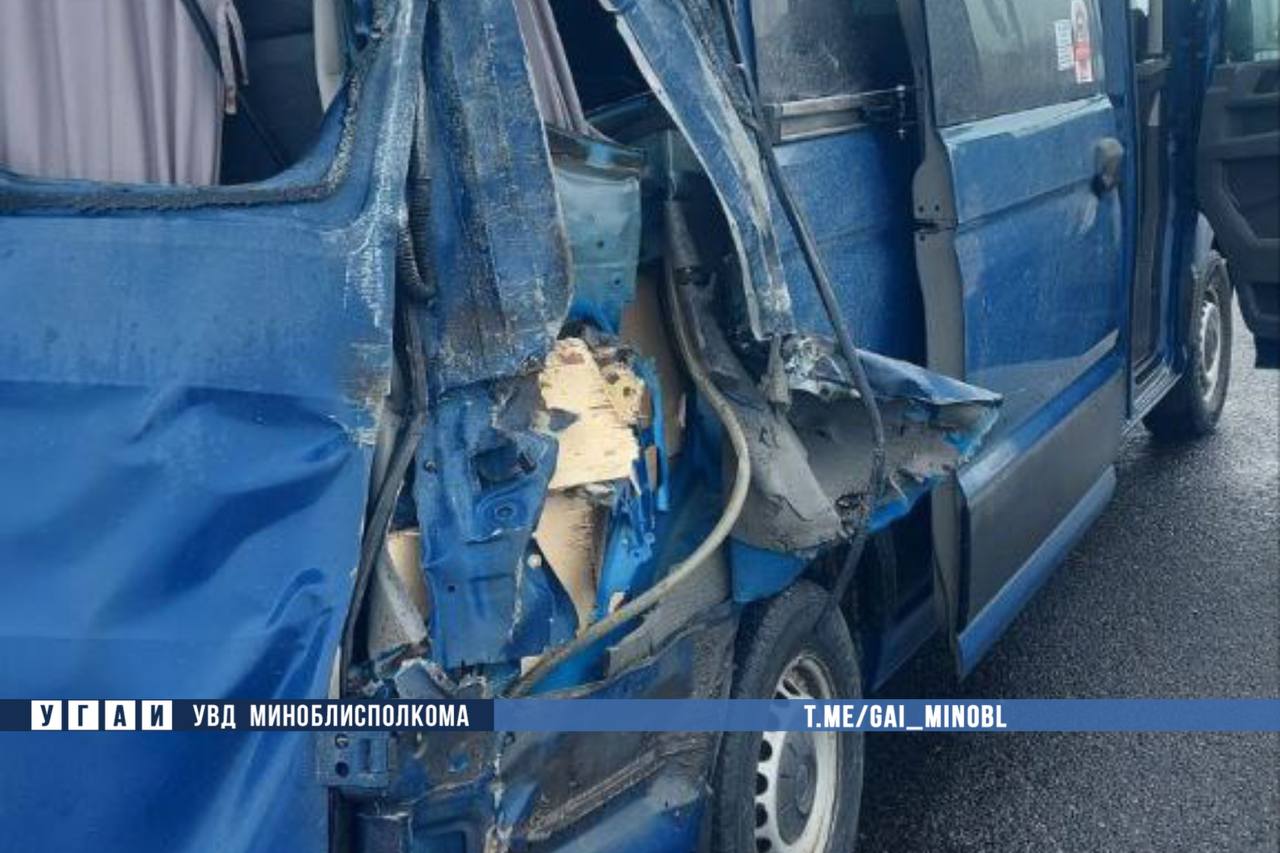 Фура врезалась в маршрутку под Слуцком. Пострадали 2 человека