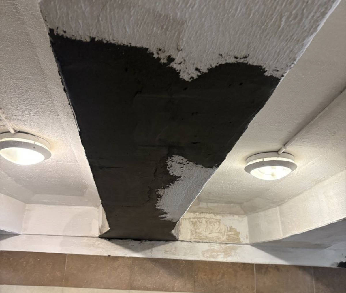 В подземном переходе в Минске отвалились куски штукатурки с потолка