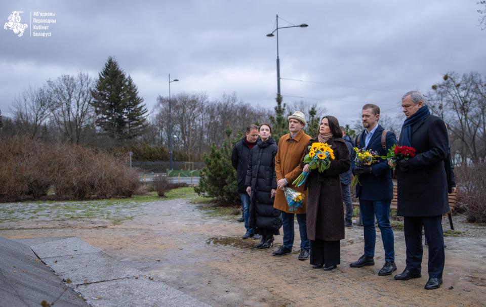 Тихановская и представители ОПК возложили цветы к памятнику Шевченко в Варшаве