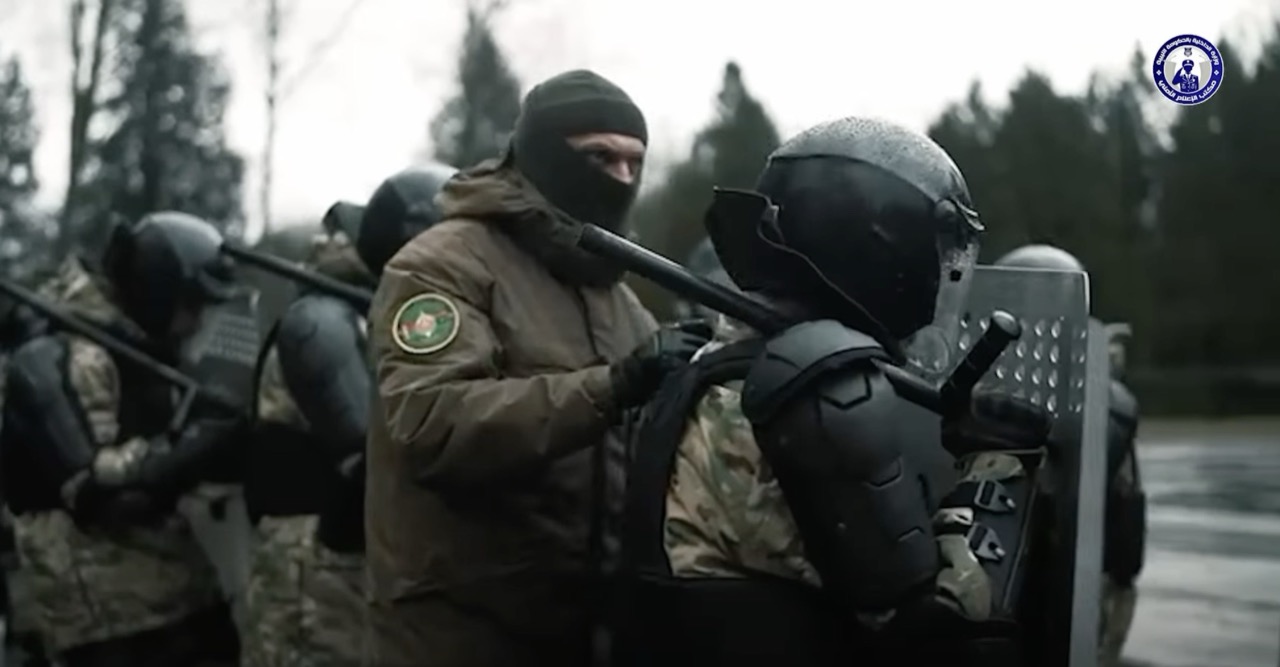 Силовики Хафтара в Беларуси учатся паковать протестующих в автозаки