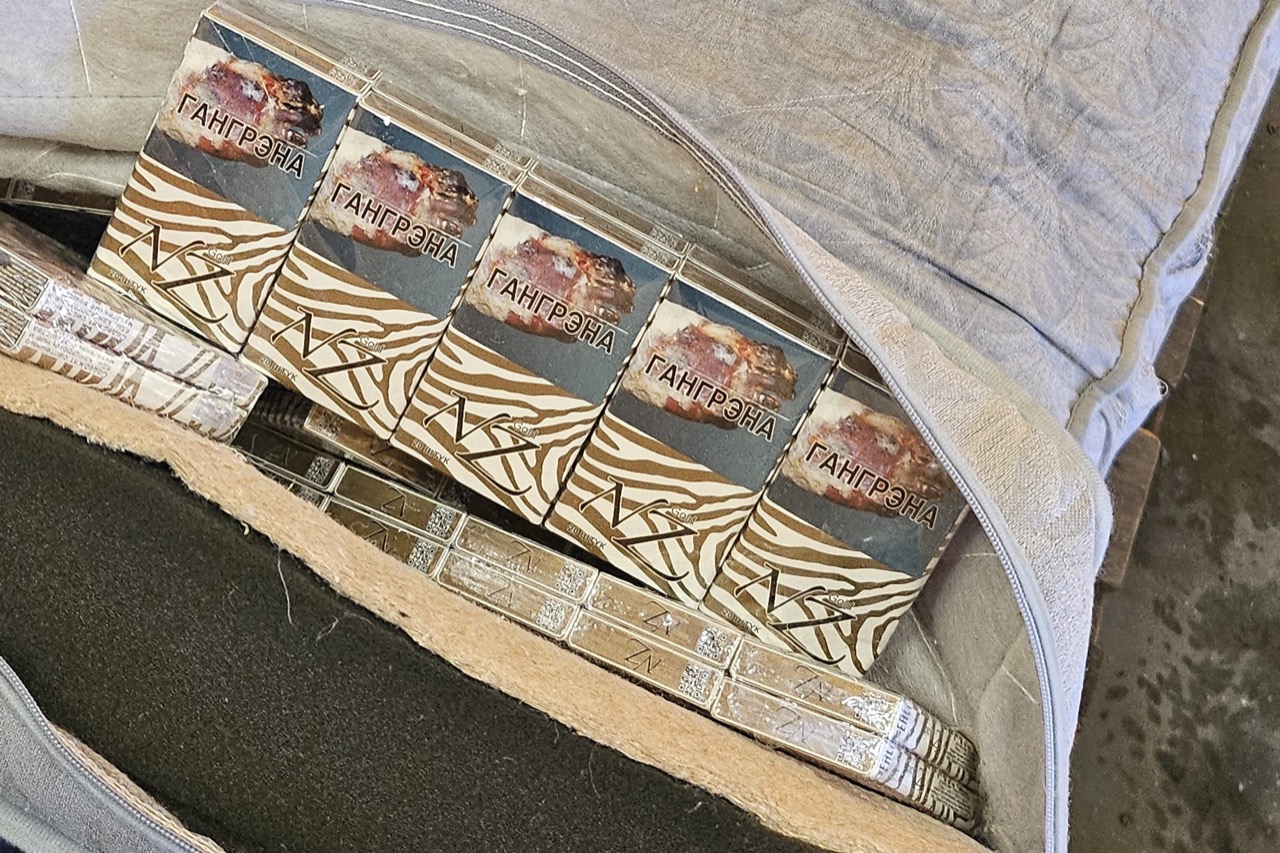 Беларусский дальнобойщик вез в Литву сигареты в матрасе