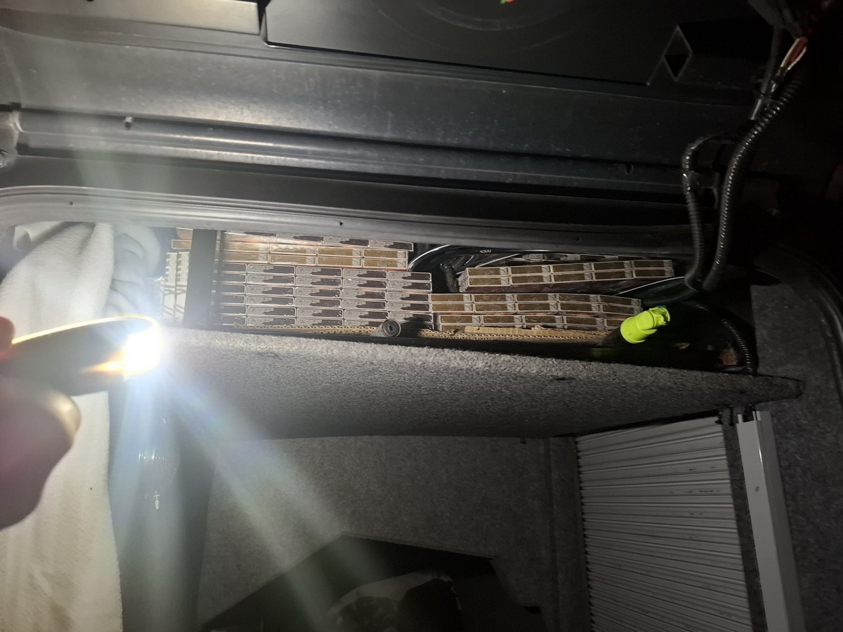 Водителей пассажирского автобуса из Беларуси задержали в Литве за контрабанду сигарет