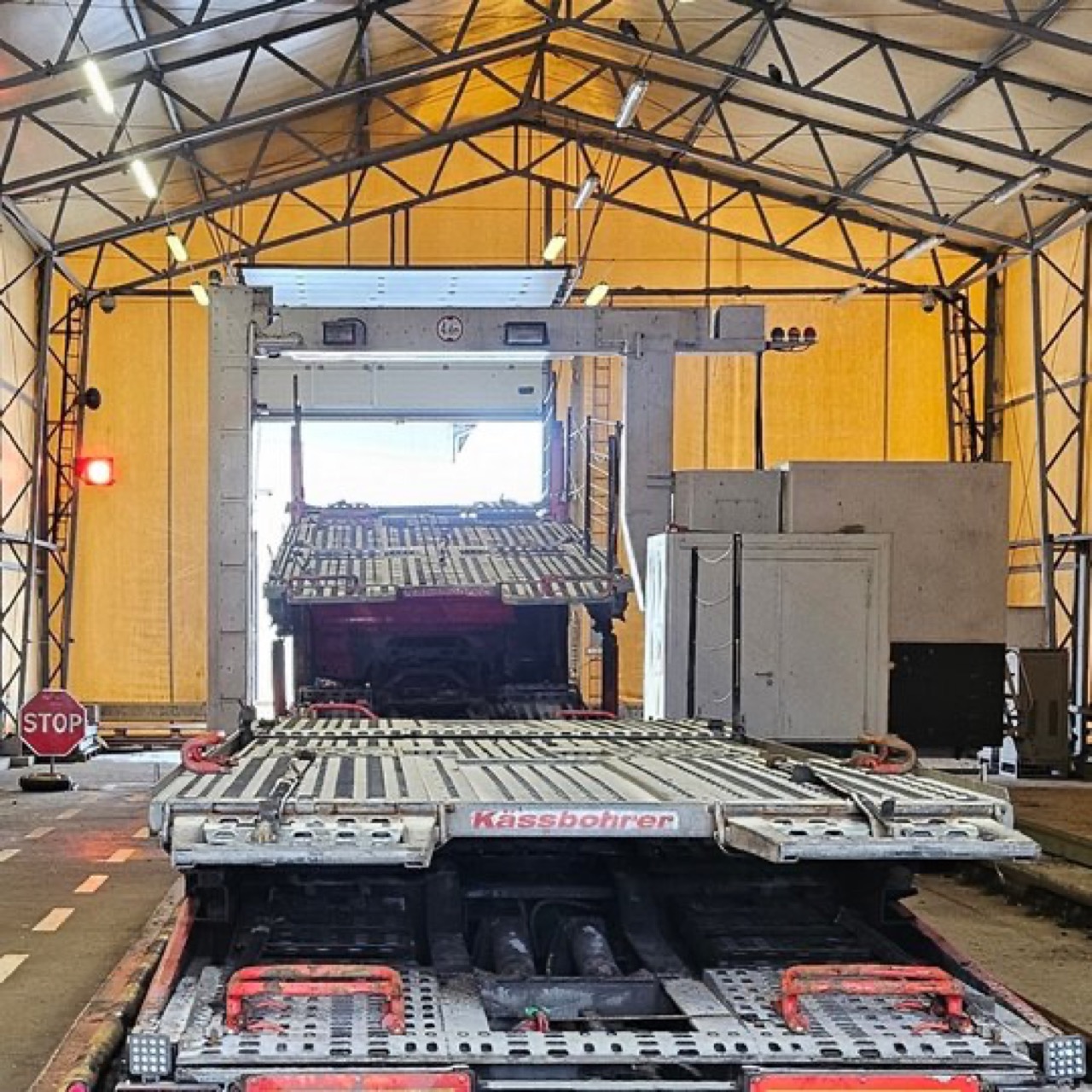 Беларусский дальнобойщик вез в Литву сигареты в матрасе