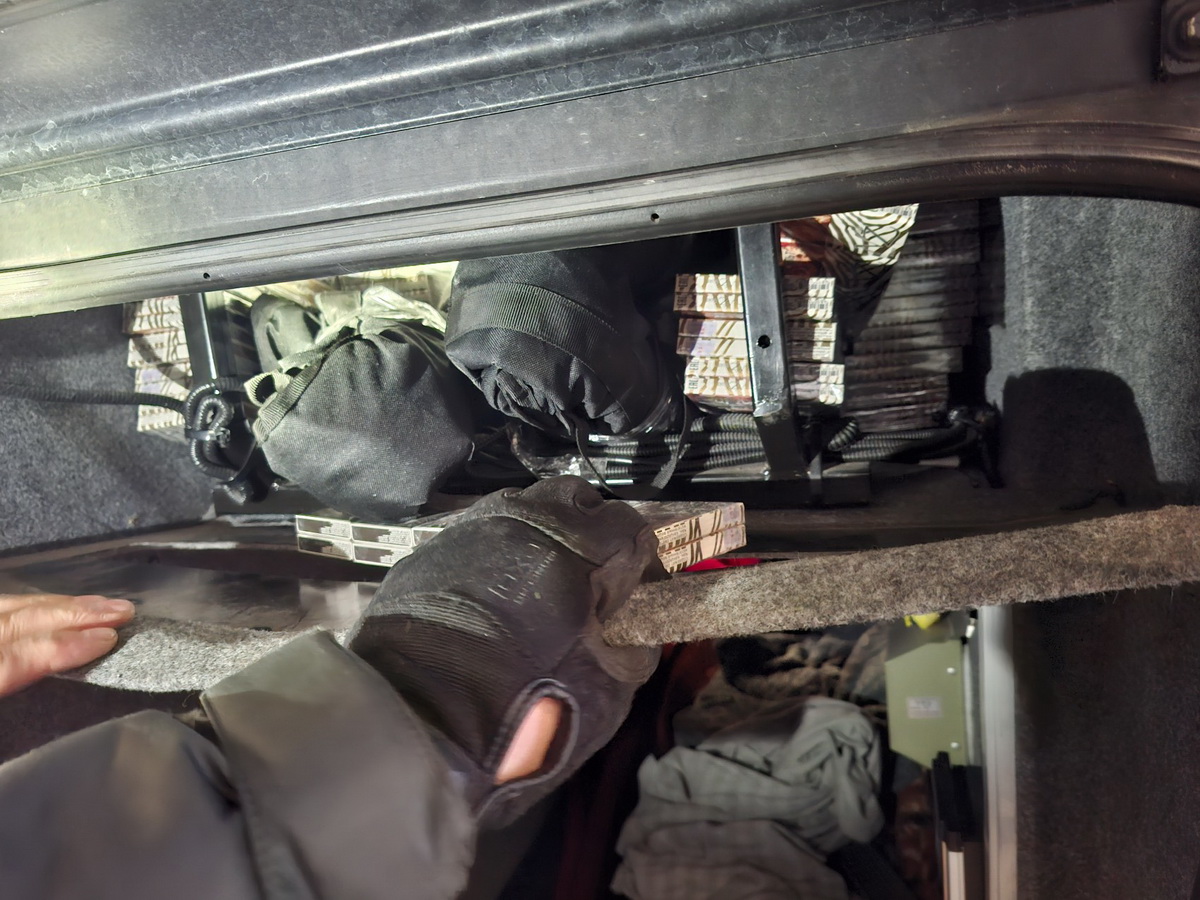 Водителей пассажирского автобуса из Беларуси задержали в Литве за контрабанду сигарет