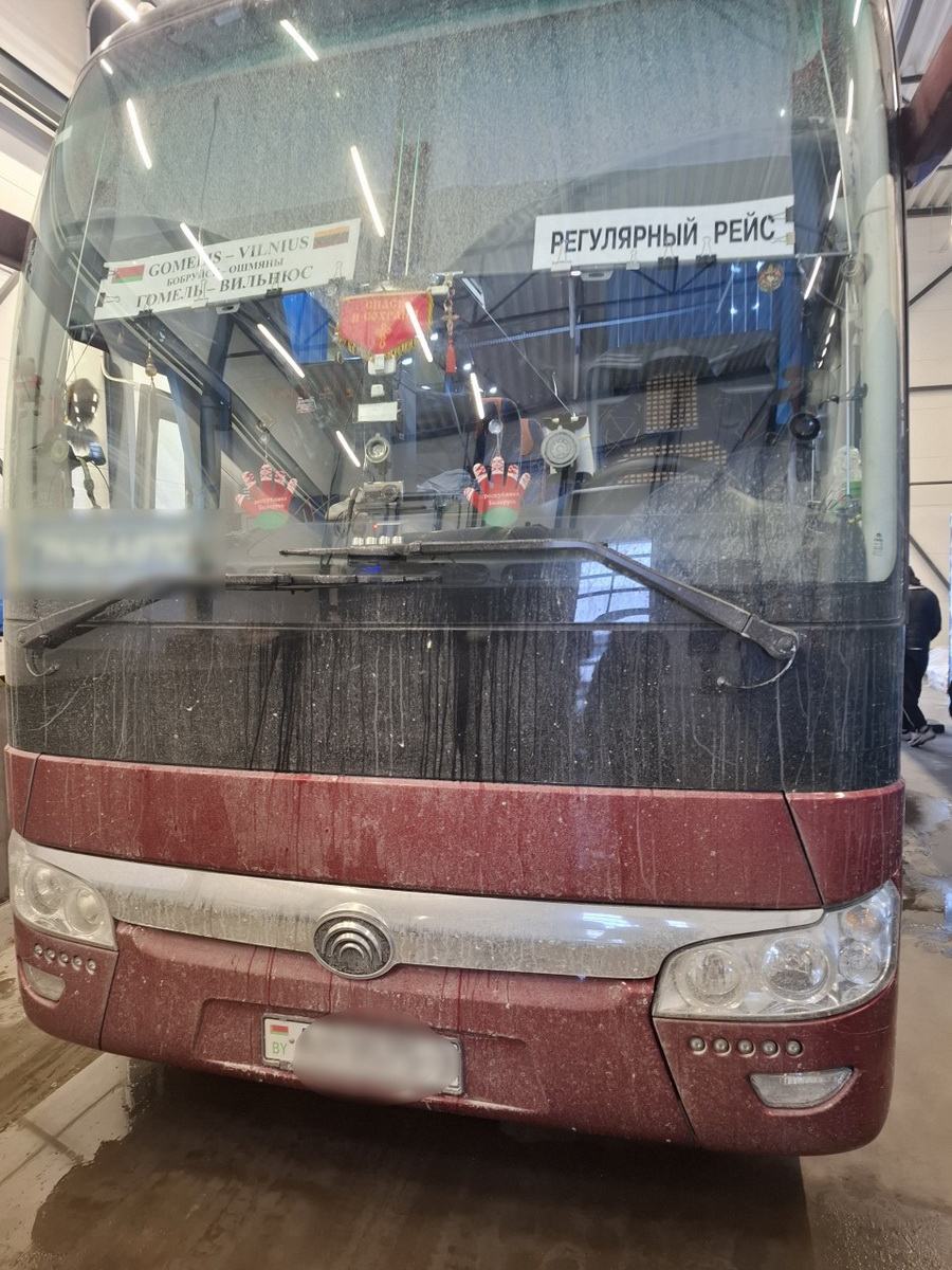 Водителей пассажирского автобуса из Беларуси задержали в Литве за контрабанду сигарет