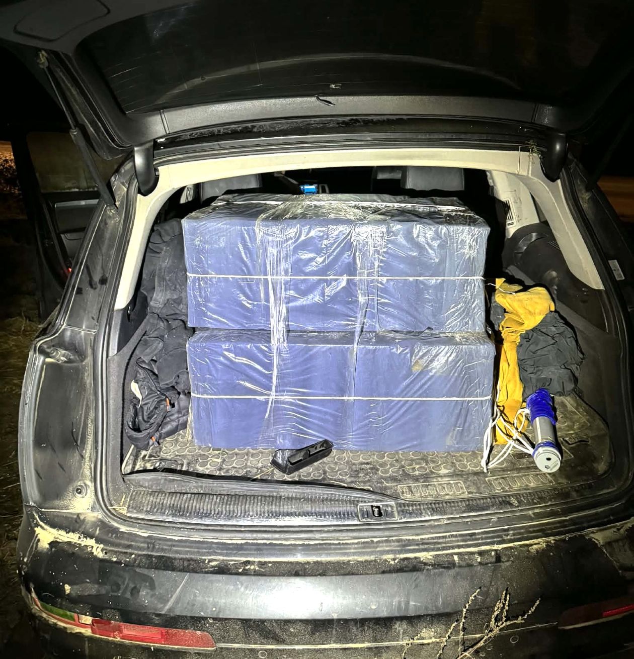 Контрабандист, пойманный с беларусскими сигаретами, попытался угнать внедорожник литовских пограничников. Его остановила собака