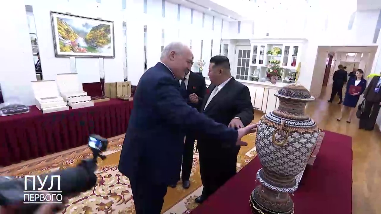 Лукашенко прорекламировал Ким Чен Ыну беларусское стрелковое оружие