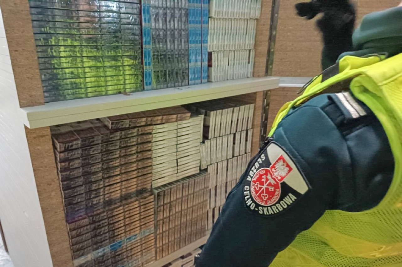 Беларусские сигареты нашли в грузовике с мебелью в Польше