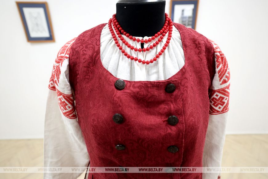«Пашый мне, маці, шнуравіцу»: сінтэз графiчнага мастацтва i рэканструкцыi беларускага народнага касцюма стварылі на выставе ў Віцебску