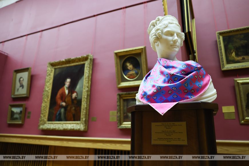 У Нацыянальным мастацкім музеі адбыўся перформанс-прэзентацыя калекцыйных хустак «Усе носяць Царфіна» - фотафакт