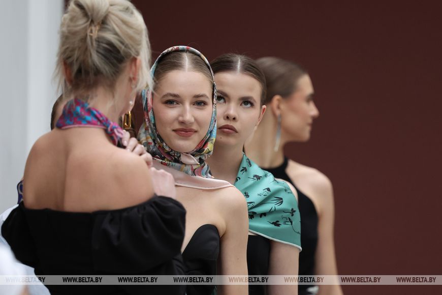 У Нацыянальным мастацкім музеі адбыўся перформанс-прэзентацыя калекцыйных хустак «Усе носяць Царфіна» - фотафакт