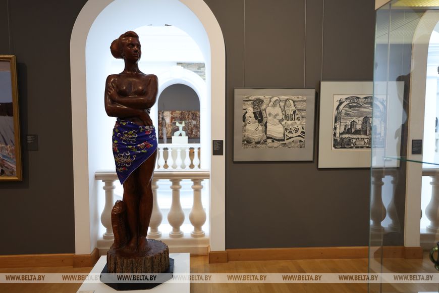 У Нацыянальным мастацкім музеі адбыўся перформанс-прэзентацыя калекцыйных хустак «Усе носяць Царфіна» - фотафакт