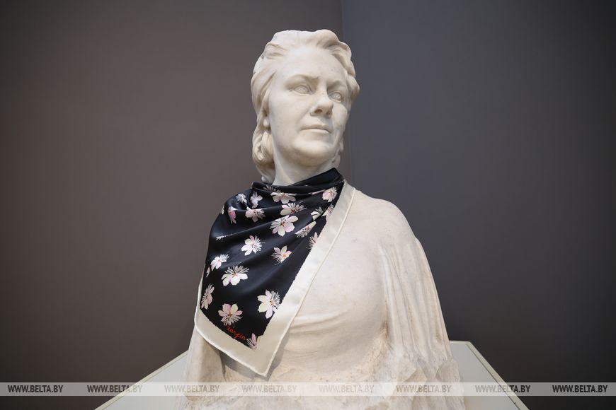 У Нацыянальным мастацкім музеі адбыўся перформанс-прэзентацыя калекцыйных хустак «Усе носяць Царфіна» - фотафакт