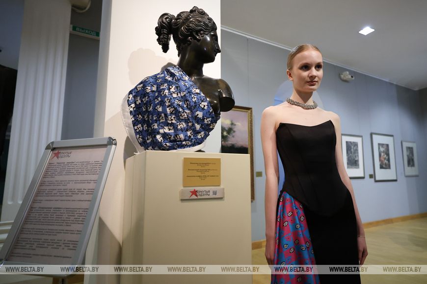 У Нацыянальным мастацкім музеі адбыўся перформанс-прэзентацыя калекцыйных хустак «Усе носяць Царфіна» - фотафакт