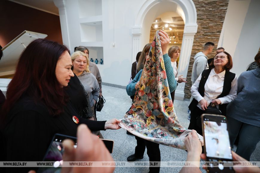 У Нацыянальным мастацкім музеі адбыўся перформанс-прэзентацыя калекцыйных хустак «Усе носяць Царфіна» - фотафакт