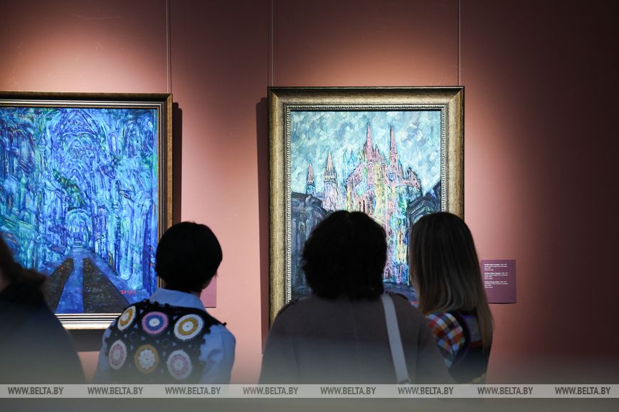 У Нацыянальным мастацкім музеі адбыўся перформанс-прэзентацыя калекцыйных хустак «Усе носяць Царфіна» - фотафакт