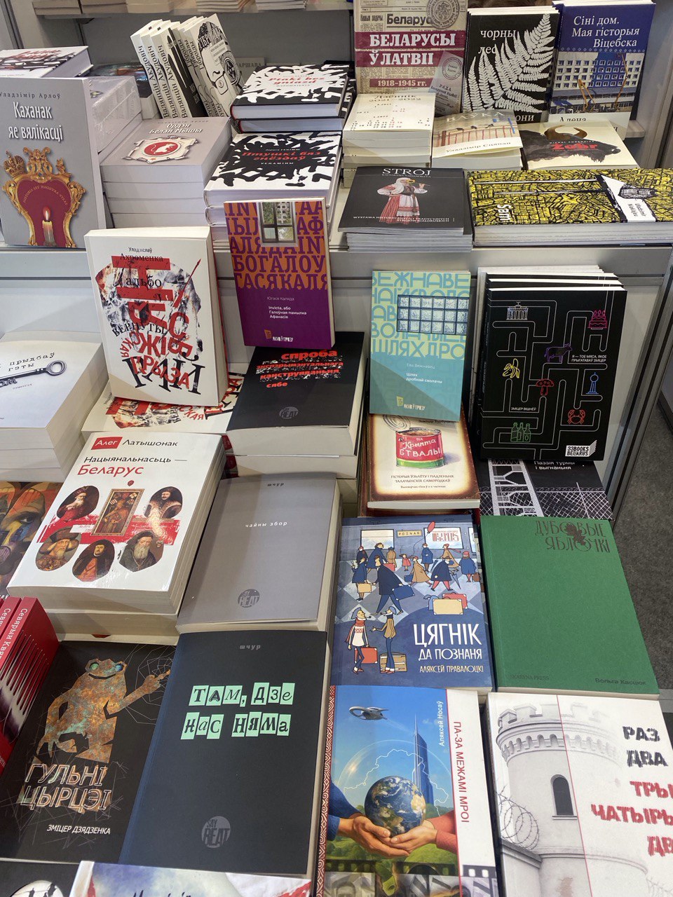 «У лідарах продажаў «Слон» Сашы Філіпенкі і «Халодныя землі» Аляксандра Карнаўха»: беларускія выдаўцы пра ўдзел у Познаньскім кніжным кірмашы