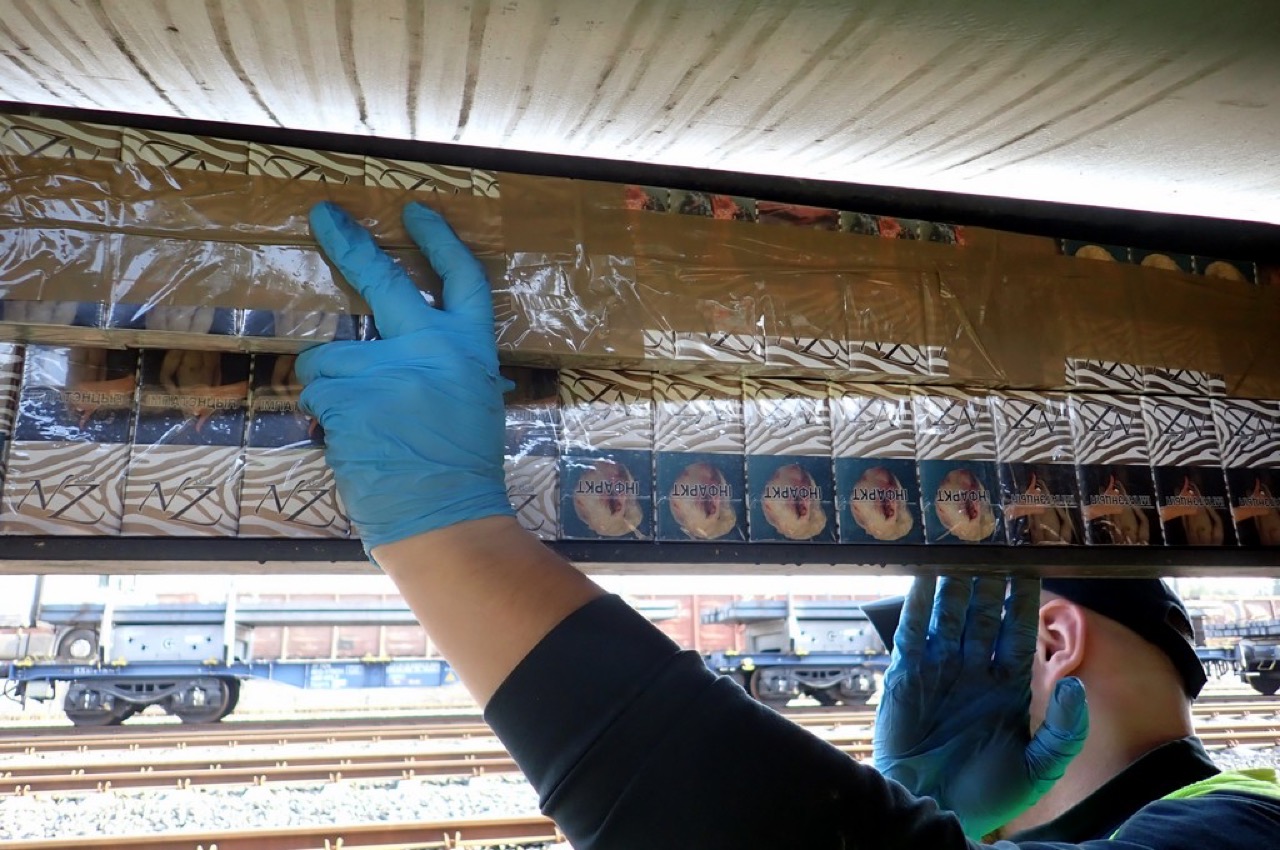 Беларусские сигареты нашли в грузовом поезде на польской границе