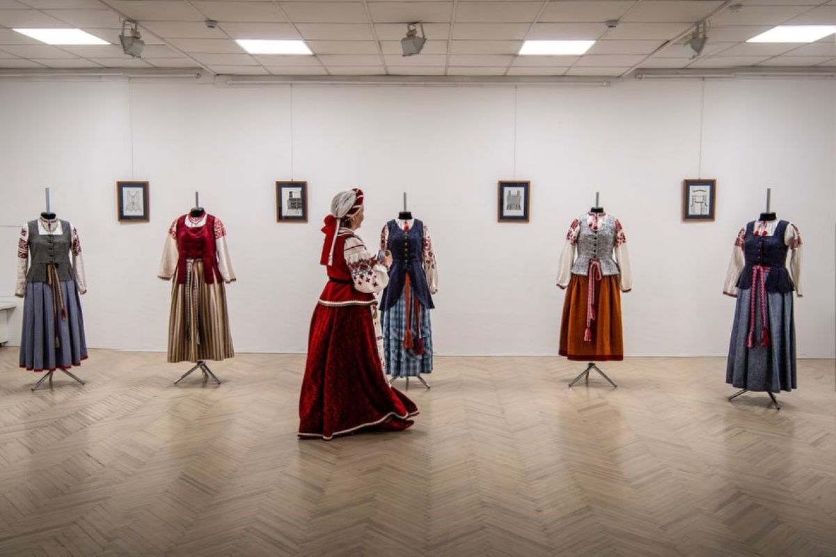 «Пашый мне, маці, шнуравіцу»: сінтэз графiчнага мастацтва i рэканструкцыi беларускага народнага касцюма стварылі на выставе ў Віцебску