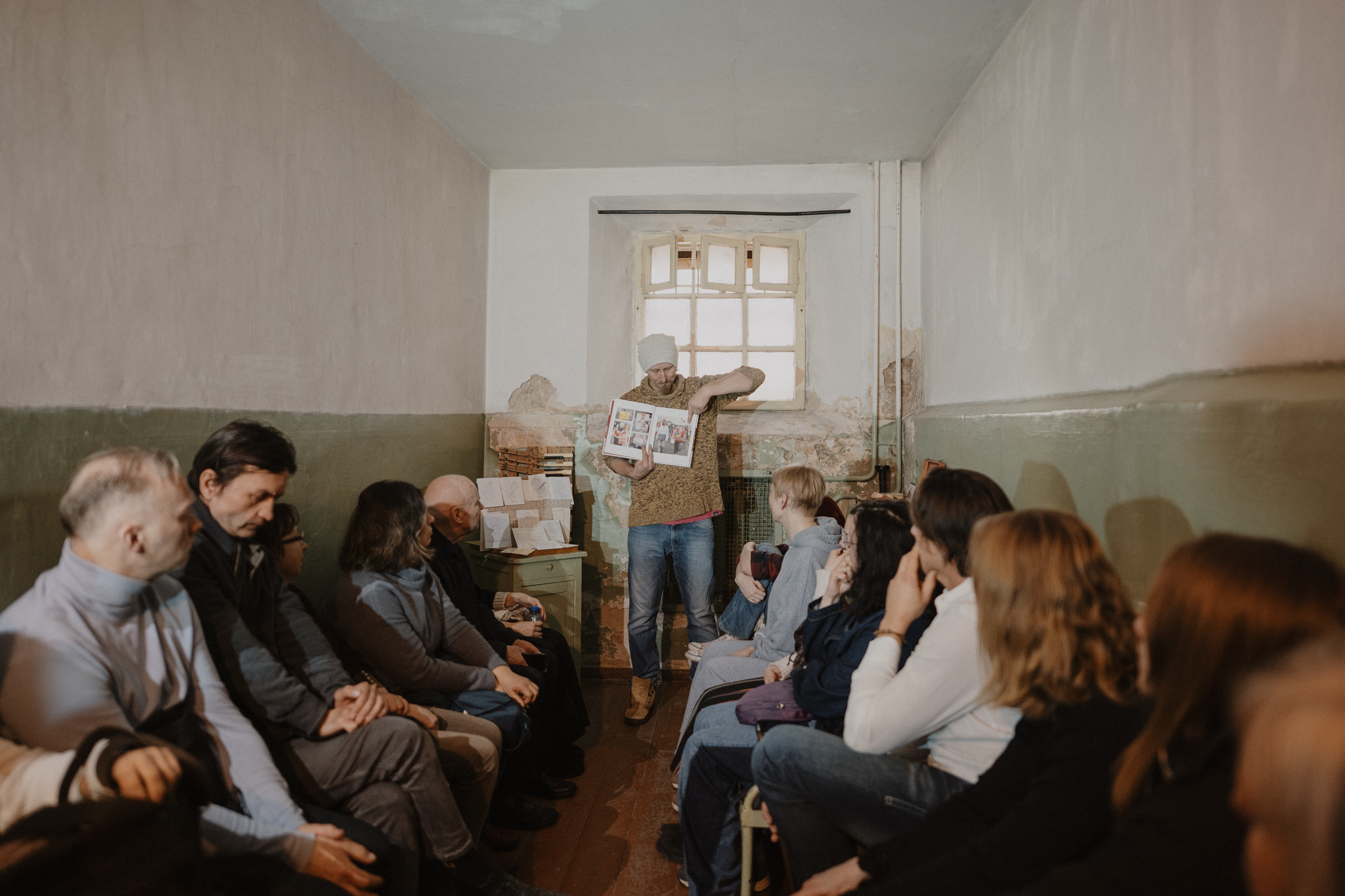 «Камера №13 свяцілася любоўю»: Сяргей Доўгушаў — пра спектакль «Казкі з Замка» Andrus Praha. Яго паказ толькі адбыўся ў былой турме КДБ у Вільні