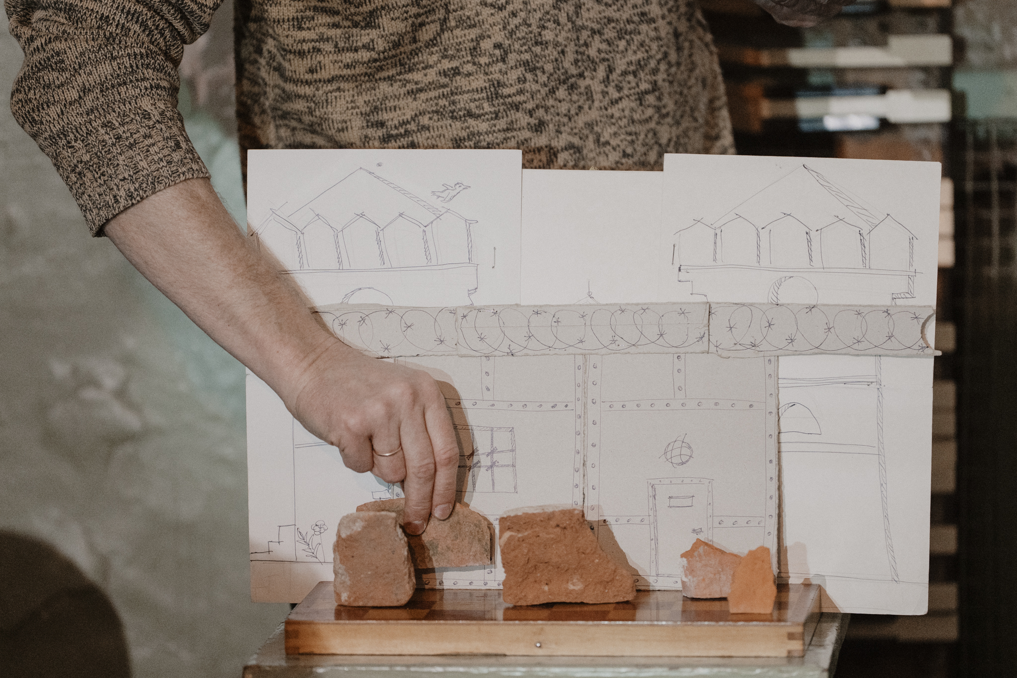 «Камера №13 свяцілася любоўю»: Сяргей Доўгушаў — пра спектакль «Казкі з Замка» Andrus Praha. Яго паказ толькі адбыўся ў былой турме КДБ у Вільні