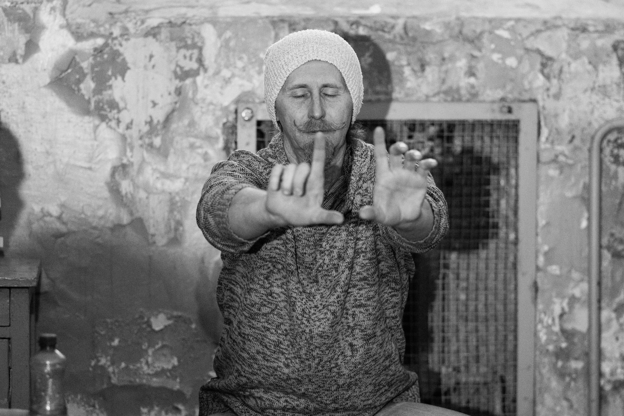 «Камера №13 свяцілася любоўю»: Сяргей Доўгушаў — пра спектакль «Казкі з Замка» Andrus Praha. Яго паказ толькі адбыўся ў былой турме КДБ у Вільні