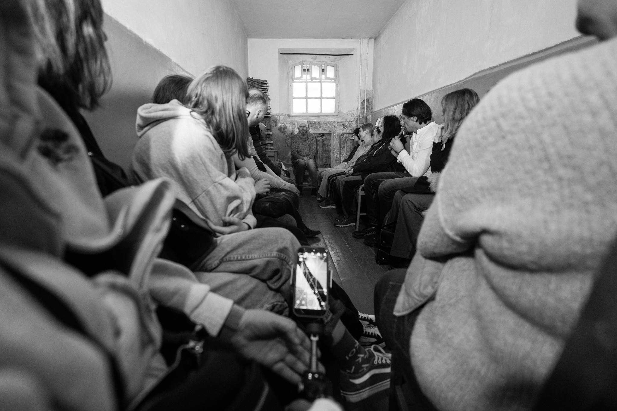 «Камера №13 свяцілася любоўю»: Сяргей Доўгушаў — пра спектакль «Казкі з Замка» Andrus Praha. Яго паказ толькі адбыўся ў былой турме КДБ у Вільні