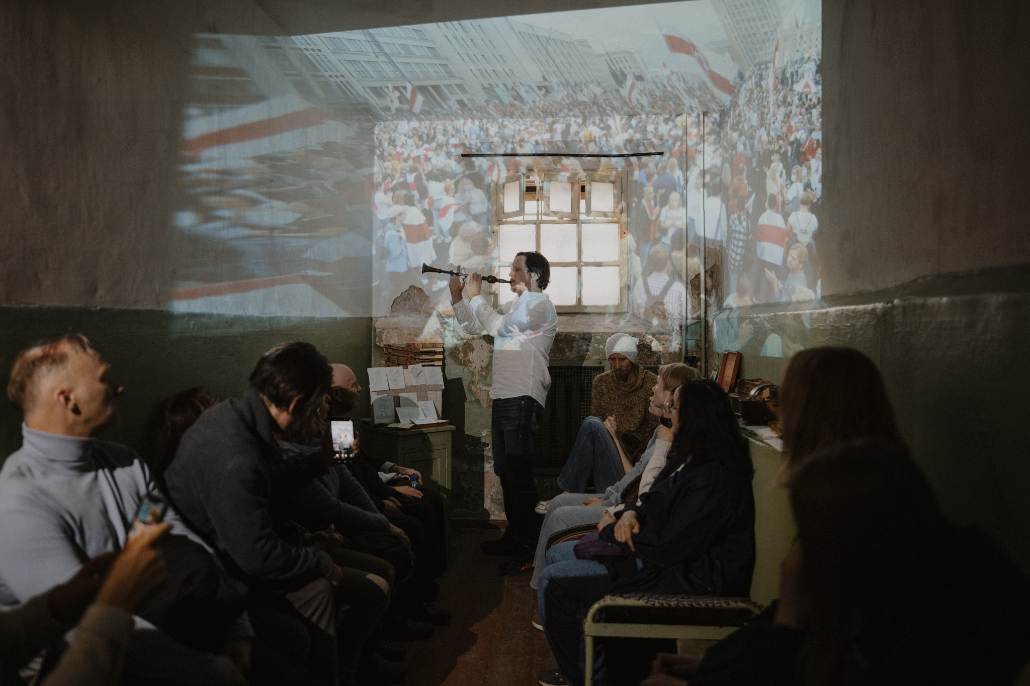 «Камера №13 свяцілася любоўю»: Сяргей Доўгушаў — пра спектакль «Казкі з Замка» Andrus Praha. Яго паказ толькі адбыўся ў былой турме КДБ у Вільні