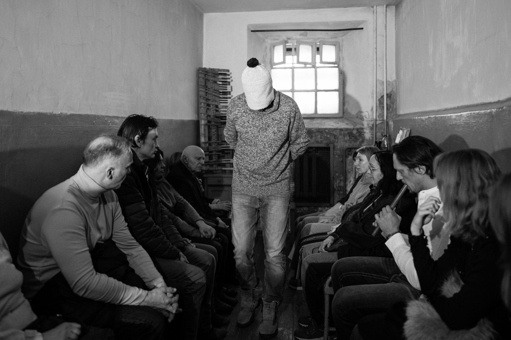 «Камера №13 свяцілася любоўю»: Сяргей Доўгушаў — пра спектакль «Казкі з Замка» Andrus Praha. Яго паказ толькі адбыўся ў былой турме КДБ у Вільні