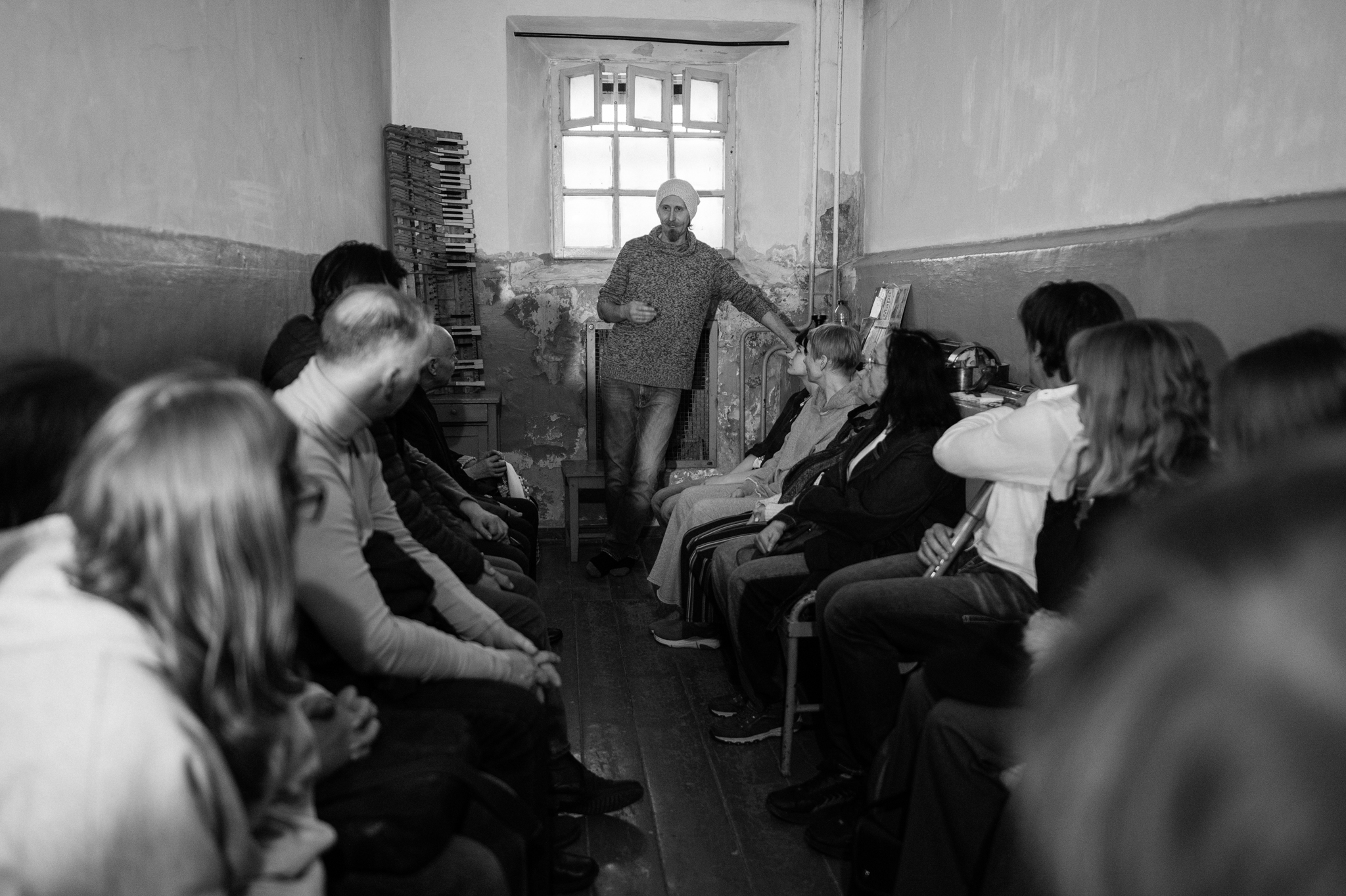 «Камера №13 свяцілася любоўю»: Сяргей Доўгушаў — пра спектакль «Казкі з Замка» Andrus Praha. Яго паказ толькі адбыўся ў былой турме КДБ у Вільні